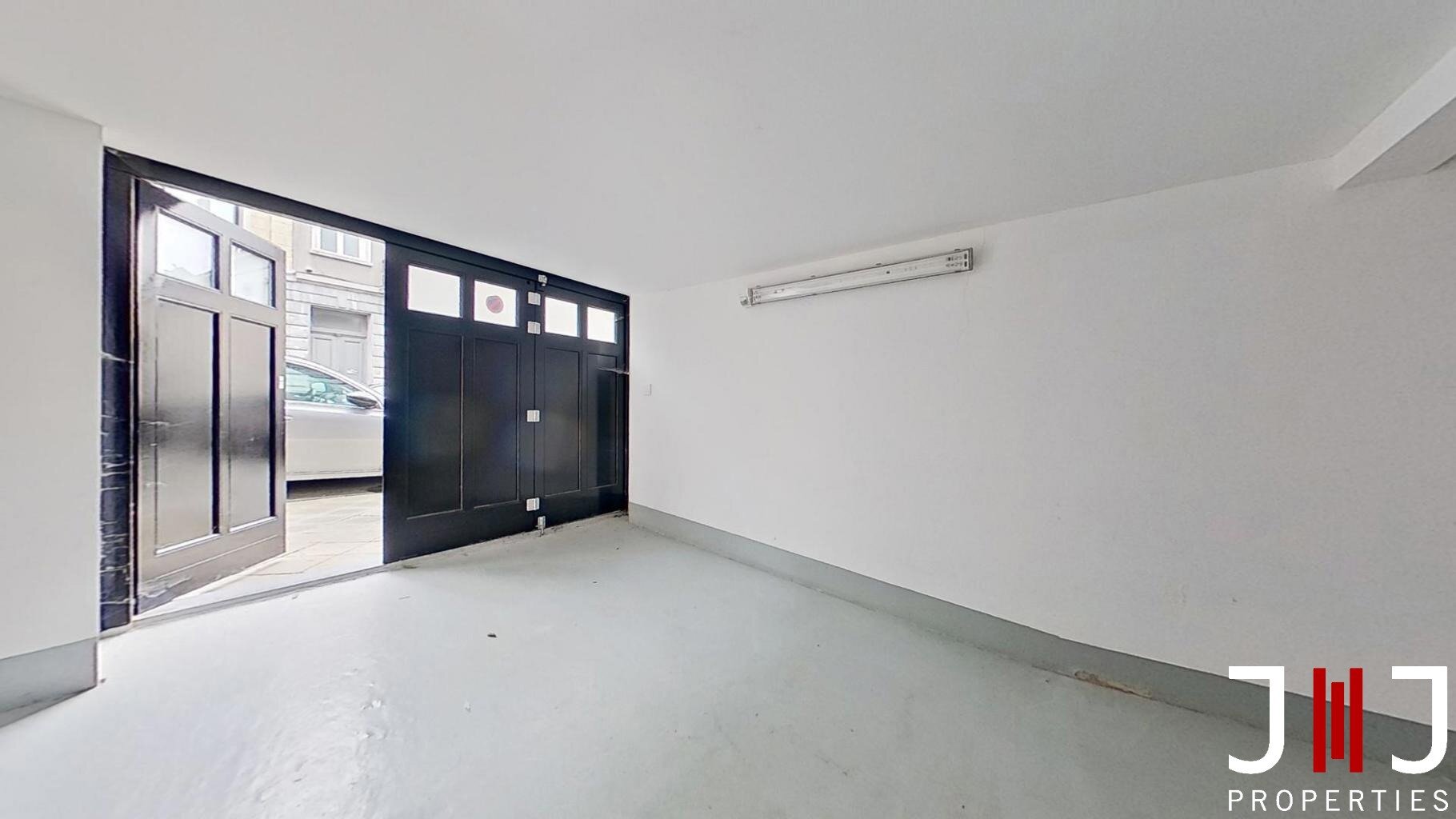 Closed garage for rent in Sint-Gillis