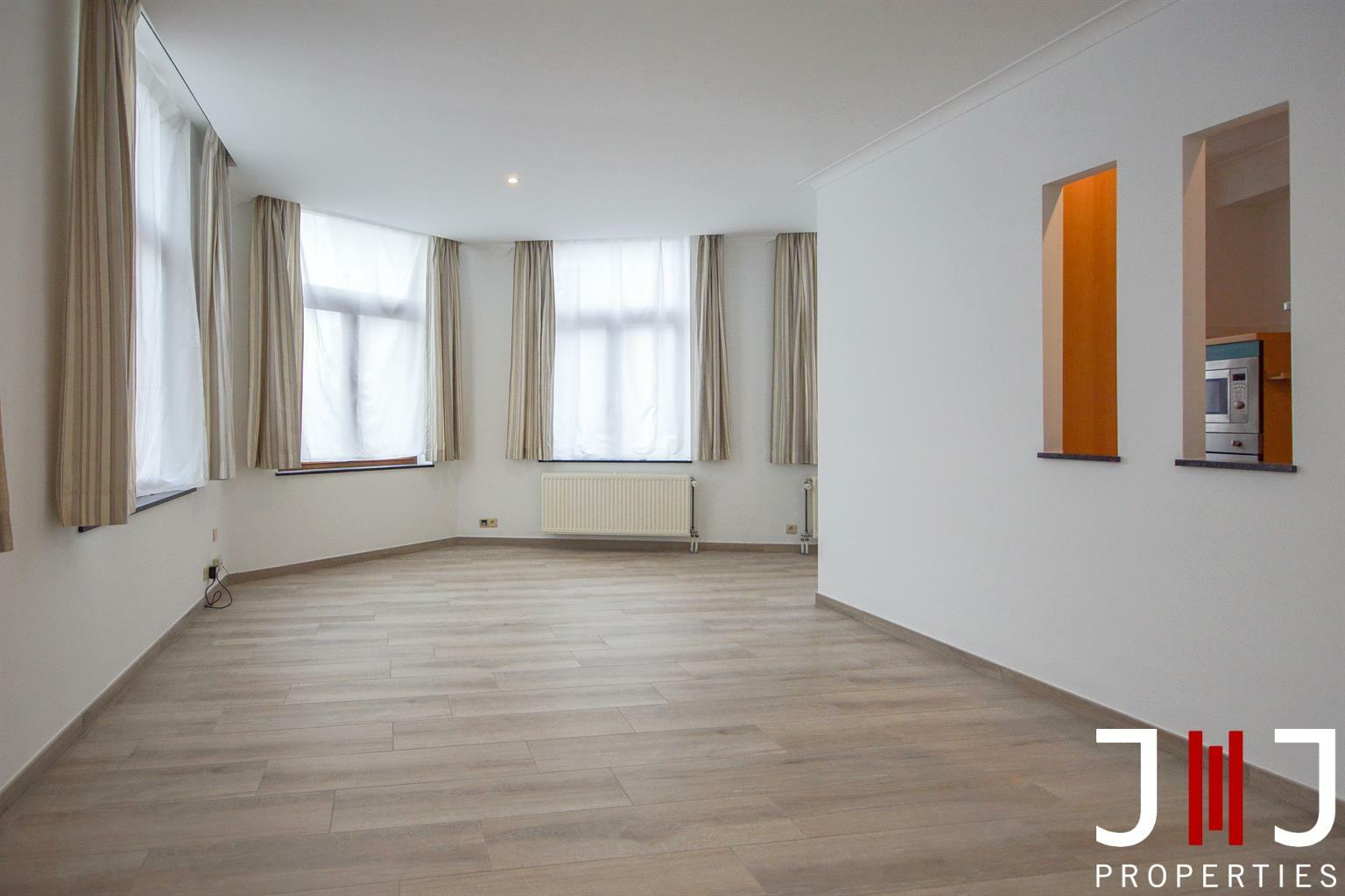 - MERODE - EEC -

Near Merode, many shops and with an easy access to public transportation, a pleasant apartment located on the second floor of a small building. The apartment being on a corner, it has a beautiful natural light.

It is composed as follows