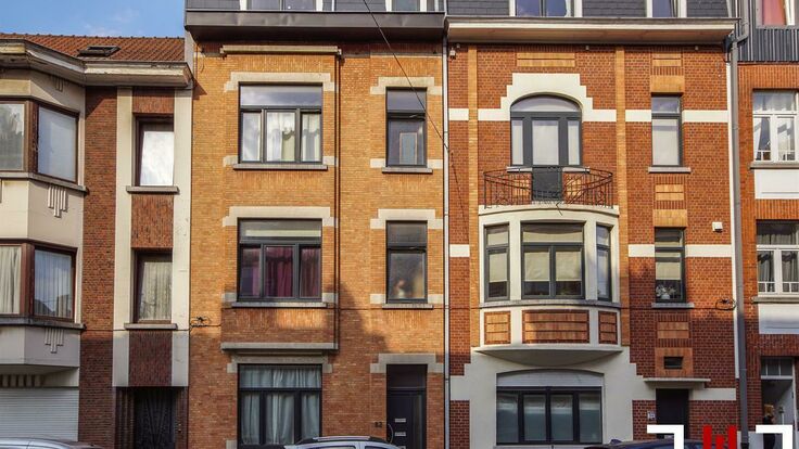 Ideally located in a quiet street near the cemetery of Ixelles, beautiful one bedroom apartment consisting of:

Four rooms in succession: the living room of 17m², the super-equipped kitchen, the 16m² bedroom and the bathroom, which includes a toilet.
A 