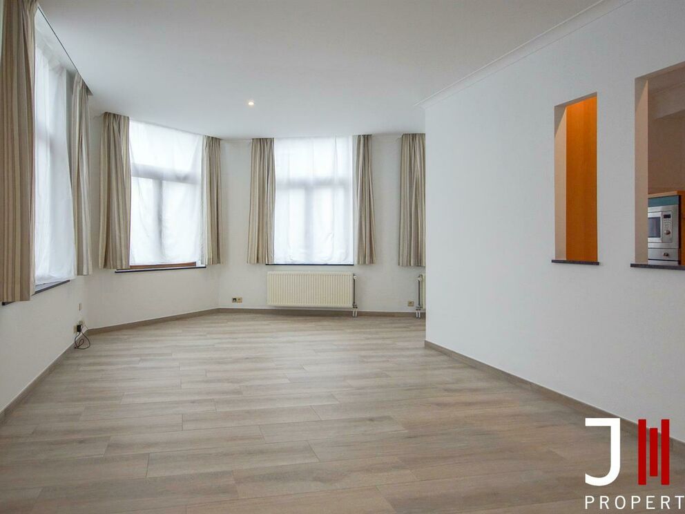 - MERODE - EEC -

Near Merode, many shops and with an easy access to public transportation, a pleasant apartment located on the second floor of a small building. The apartment being on a corner, it has a beautiful natural light.

It is composed as follows