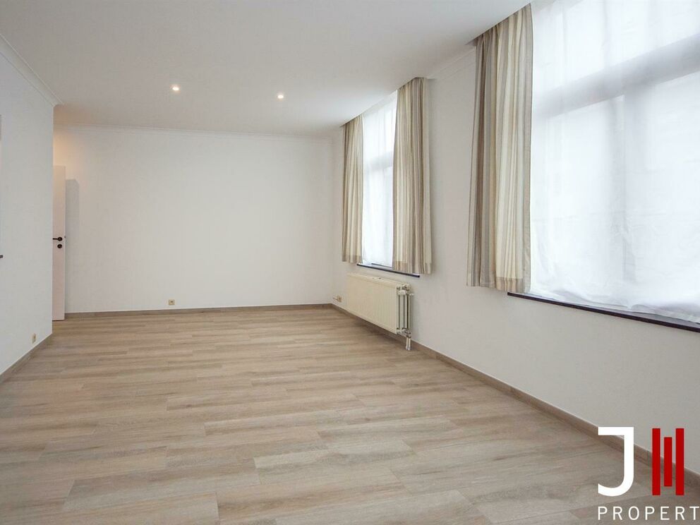 - MERODE - EEC -

Near Merode, many shops and with an easy access to public transportation, a pleasant apartment located on the second floor of a small building. The apartment being on a corner, it has a beautiful natural light.

It is composed as follows