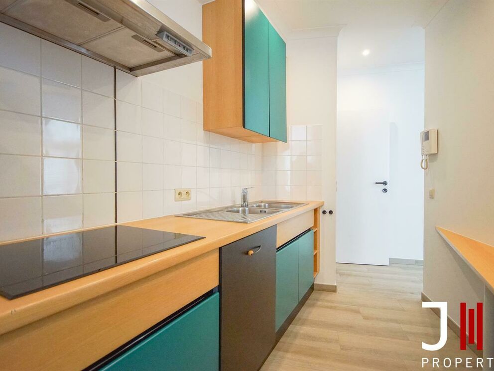 - MERODE - EEC -

Near Merode, many shops and with an easy access to public transportation, a pleasant apartment located on the second floor of a small building. The apartment being on a corner, it has a beautiful natural light.

It is composed as follows