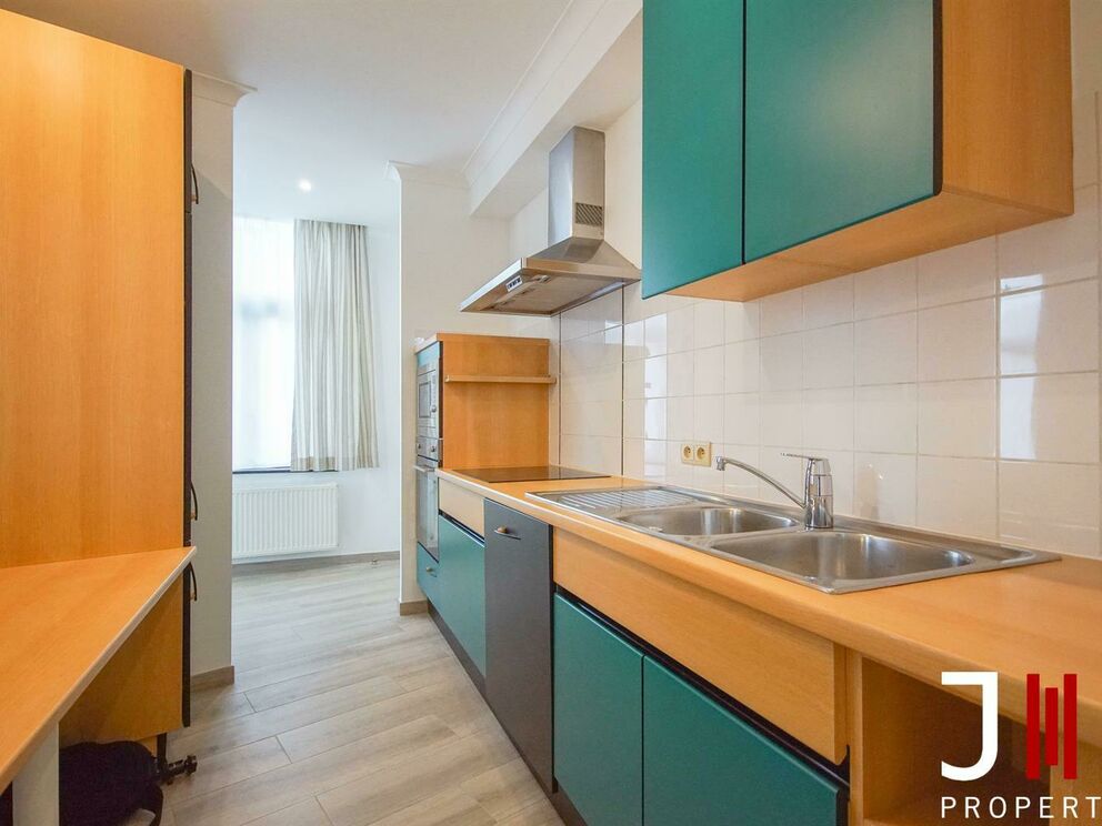 - MERODE - EEC -

Near Merode, many shops and with an easy access to public transportation, a pleasant apartment located on the second floor of a small building. The apartment being on a corner, it has a beautiful natural light.

It is composed as follows