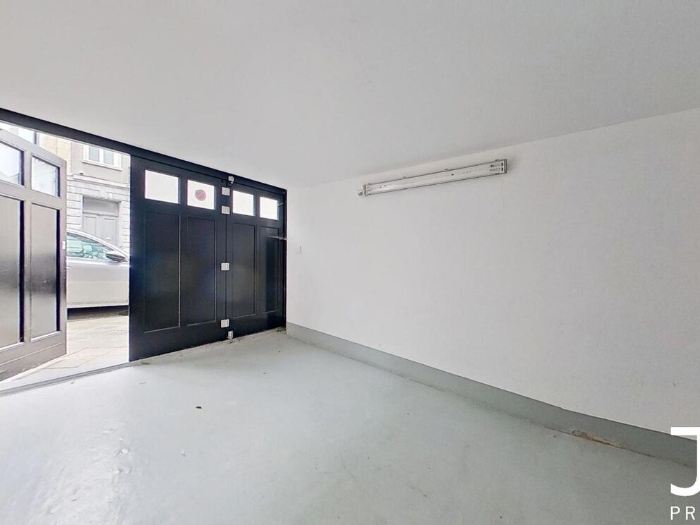 Closed garage for rent in Sint-Gillis