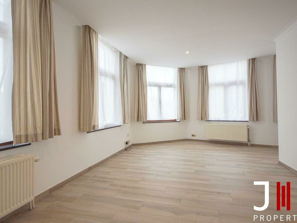 - MERODE - EEC -

Near Merode, many shops and with an easy access to public transportation, a pleasant apartment located on the second floor of a small building. The apartment being on a corner, it has a beautiful natural light.

It is composed as follows