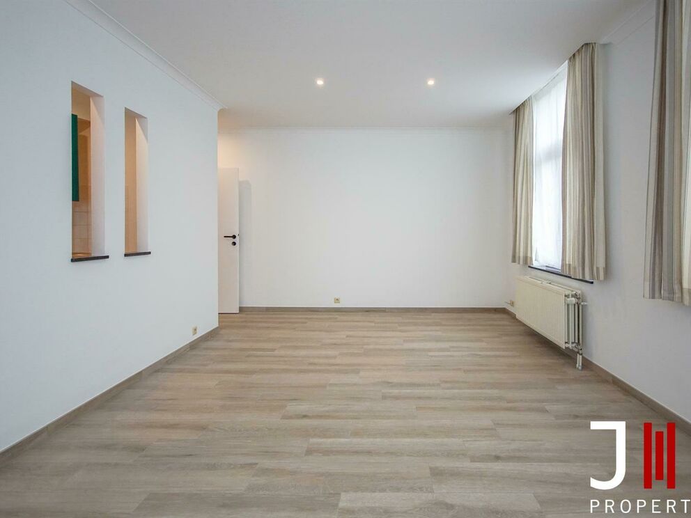 - MERODE - EEC -

Near Merode, many shops and with an easy access to public transportation, a pleasant apartment located on the second floor of a small building. The apartment being on a corner, it has a beautiful natural light.

It is composed as follows