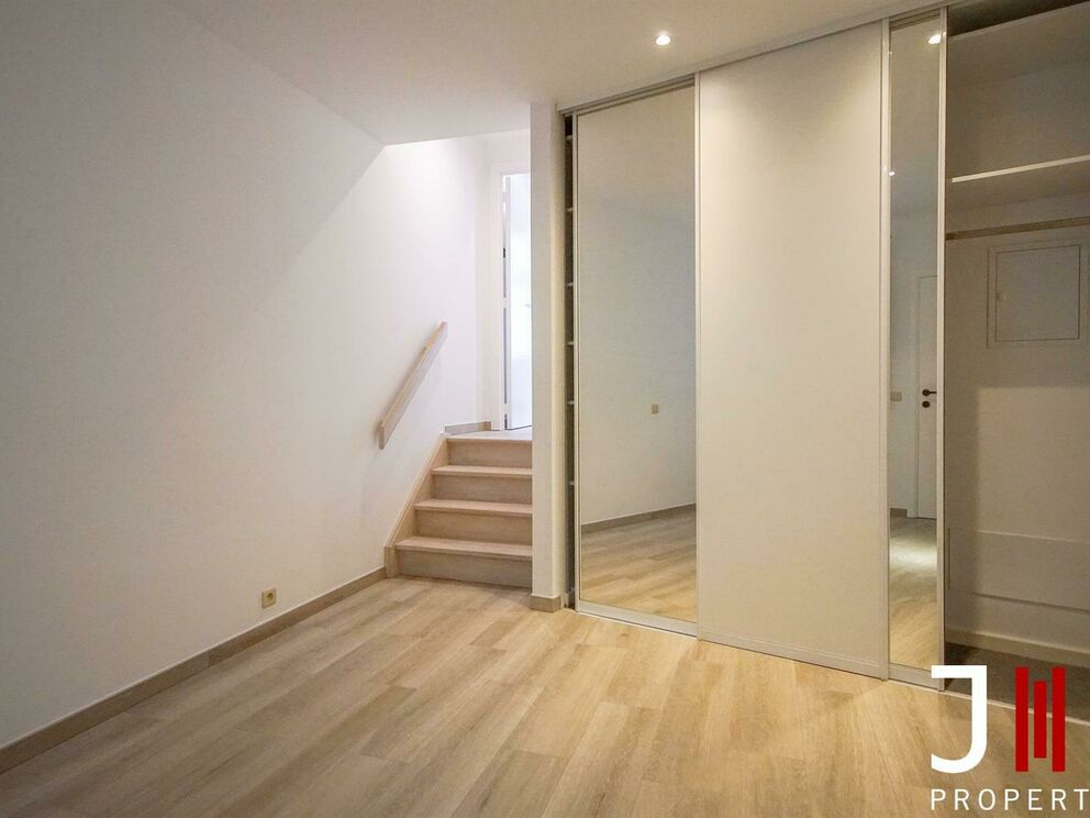 - MERODE - EEC -

Near Merode, many shops and with an easy access to public transportation, a pleasant apartment located on the second floor of a small building. The apartment being on a corner, it has a beautiful natural light.

It is composed as follows