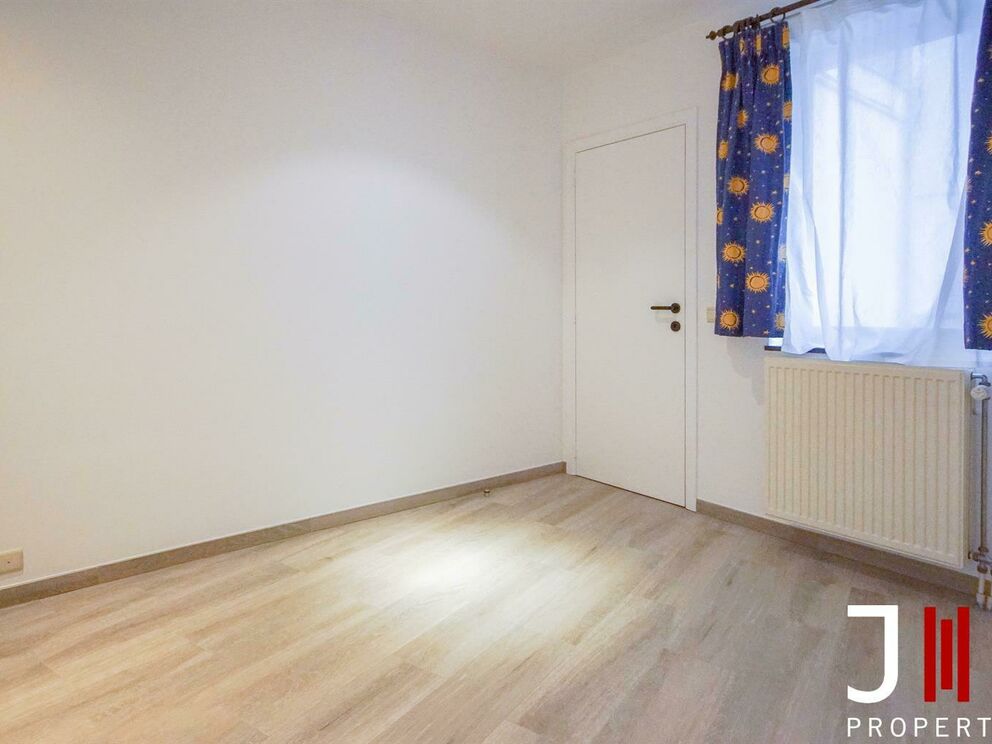 - MERODE - EEC -

Near Merode, many shops and with an easy access to public transportation, a pleasant apartment located on the second floor of a small building. The apartment being on a corner, it has a beautiful natural light.

It is composed as follows