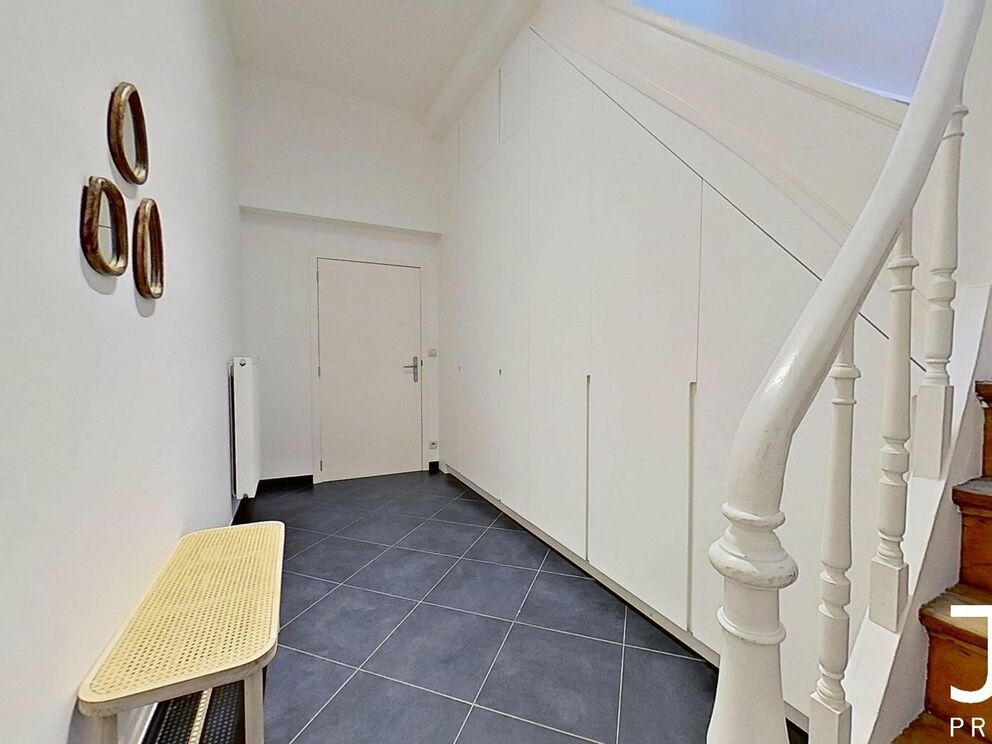 Ideally located on the ground floor of a small building near la Chasse and Petillon, nice one bedroom apartment.

It consists of a spacious bedroom, a living room, a fully equipped kitchen, an office currently used as a bedroom, a bathroom with shower in 