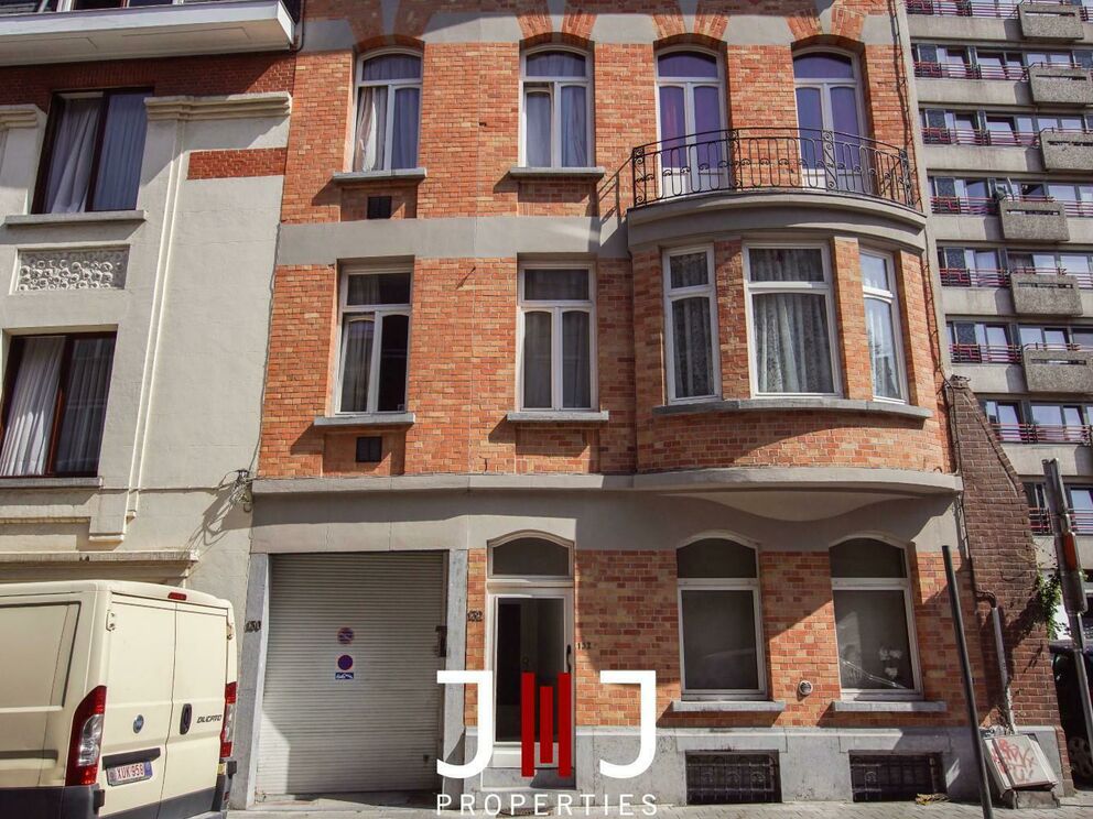 Ideally located on the ground floor of a small building near la Chasse and Petillon, nice one bedroom apartment.

It consists of a spacious bedroom, a living room, a fully equipped kitchen, an office currently used as a bedroom, a bathroom with shower in 