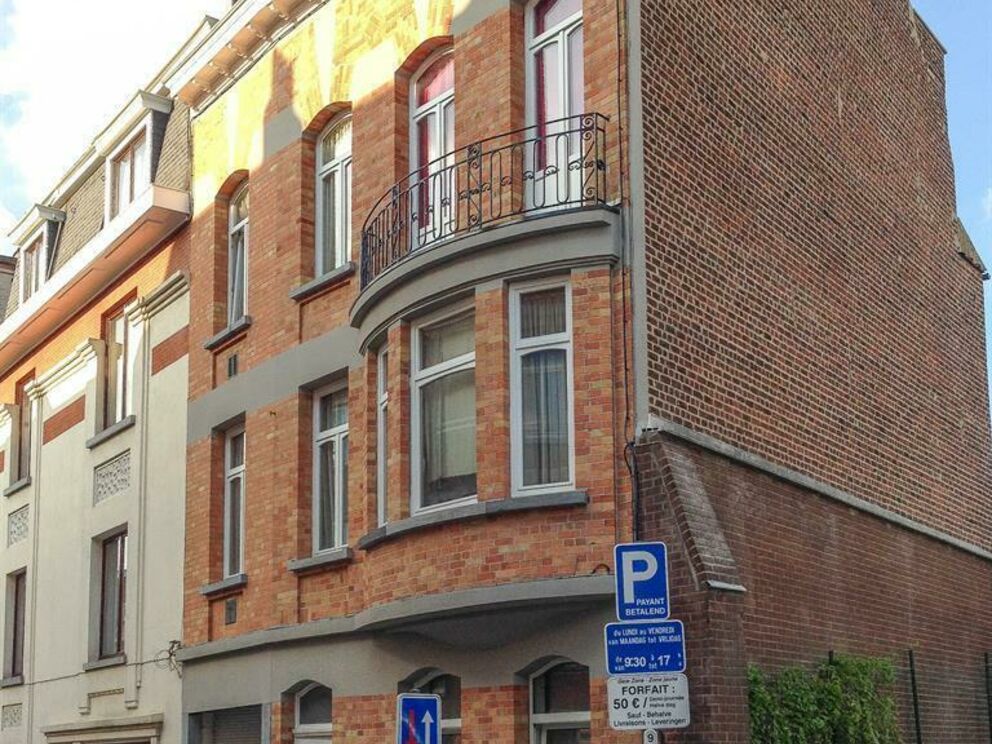 Ideally located on the ground floor of a small building near la Chasse and Petillon, nice one bedroom apartment.

It consists of a spacious bedroom, a living room, a fully equipped kitchen, an office currently used as a bedroom, a bathroom with shower in 