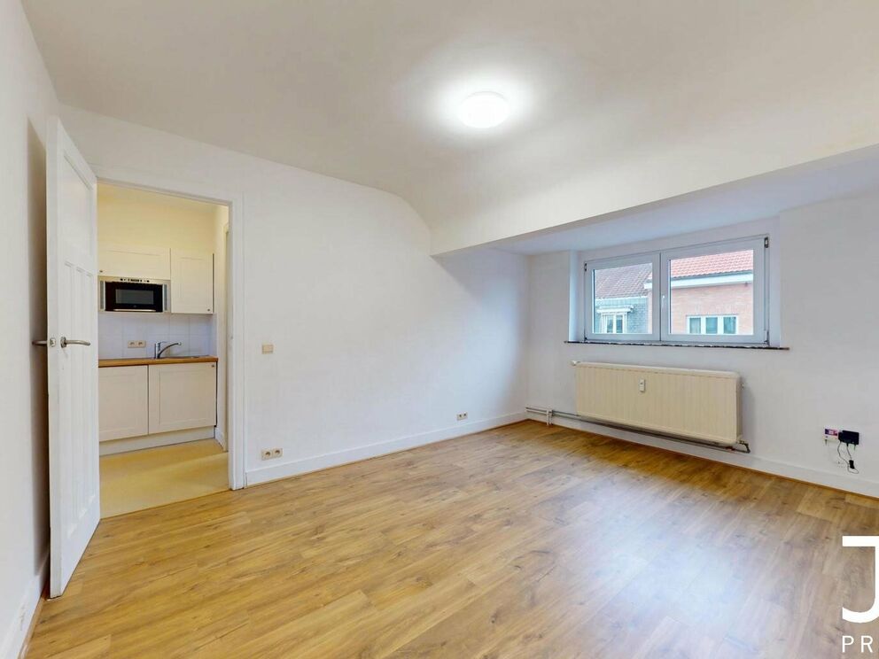 Idéalement situé dans une rue calme près du cimetière d'Ixelles, bel appartement une chambre se composant comme suit : 

Quatre pièces en enfilade : le salon de 17m², la cuisine super-équipée, la chambre de 16m² et la salle de bain, dans laquelle