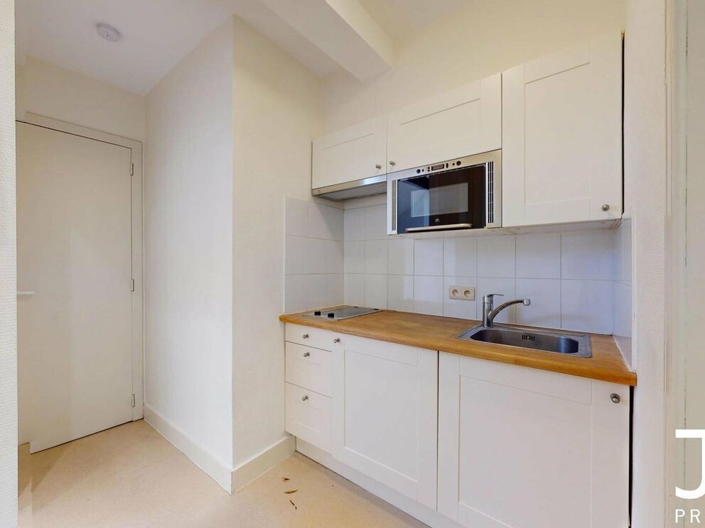 Idéalement situé dans une rue calme près du cimetière d'Ixelles, bel appartement une chambre se composant comme suit : 

Quatre pièces en enfilade : le salon de 17m², la cuisine super-équipée, la chambre de 16m² et la salle de bain, dans laquelle