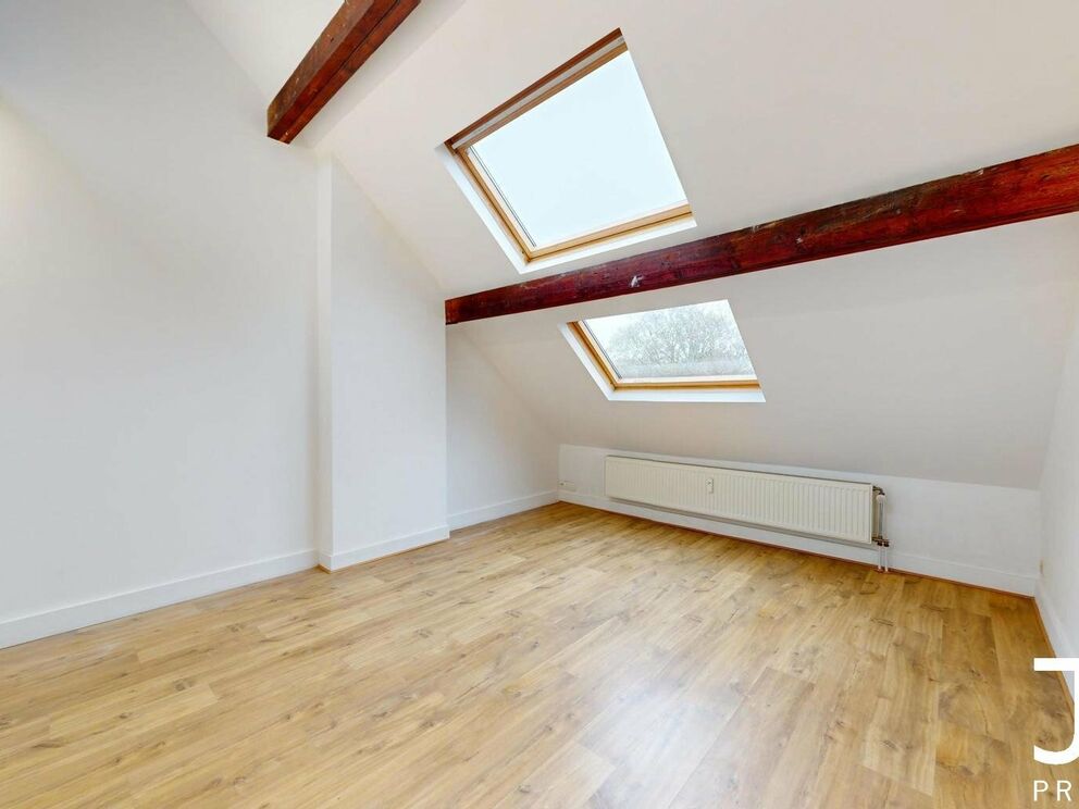 Idéalement situé dans une rue calme près du cimetière d'Ixelles, bel appartement une chambre se composant comme suit : 

Quatre pièces en enfilade : le salon de 17m², la cuisine super-équipée, la chambre de 16m² et la salle de bain, dans laquelle