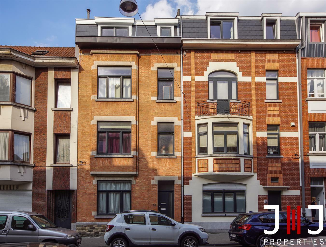 Ideally located in a quiet street near the cemetery of Ixelles, beautiful one bedroom apartment consisting of:

Four rooms in succession: the living room of 17m², the super-equipped kitchen, the 16m² bedroom and the bathroom, which includes a toilet.
A 